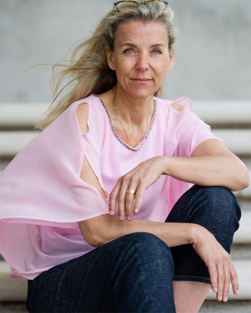 Rosa ganzer Koerper graue Treppe ernst