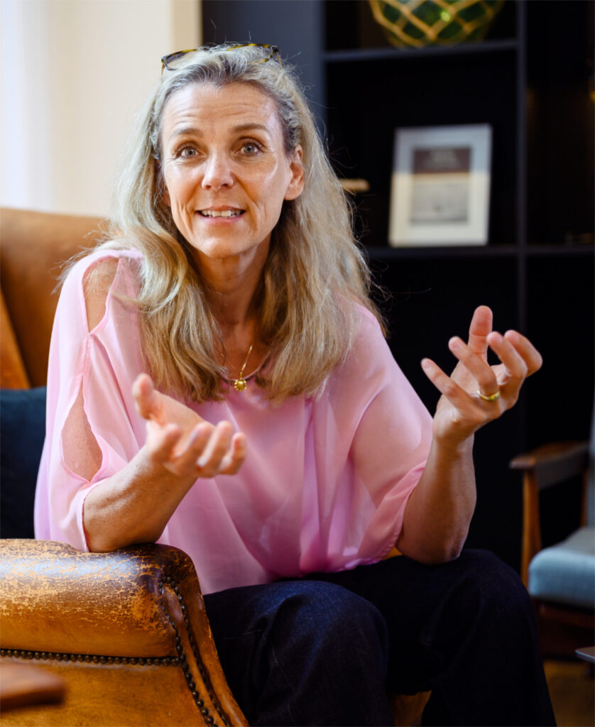 Rosa im Sessel Haende nach oben geoeffnet