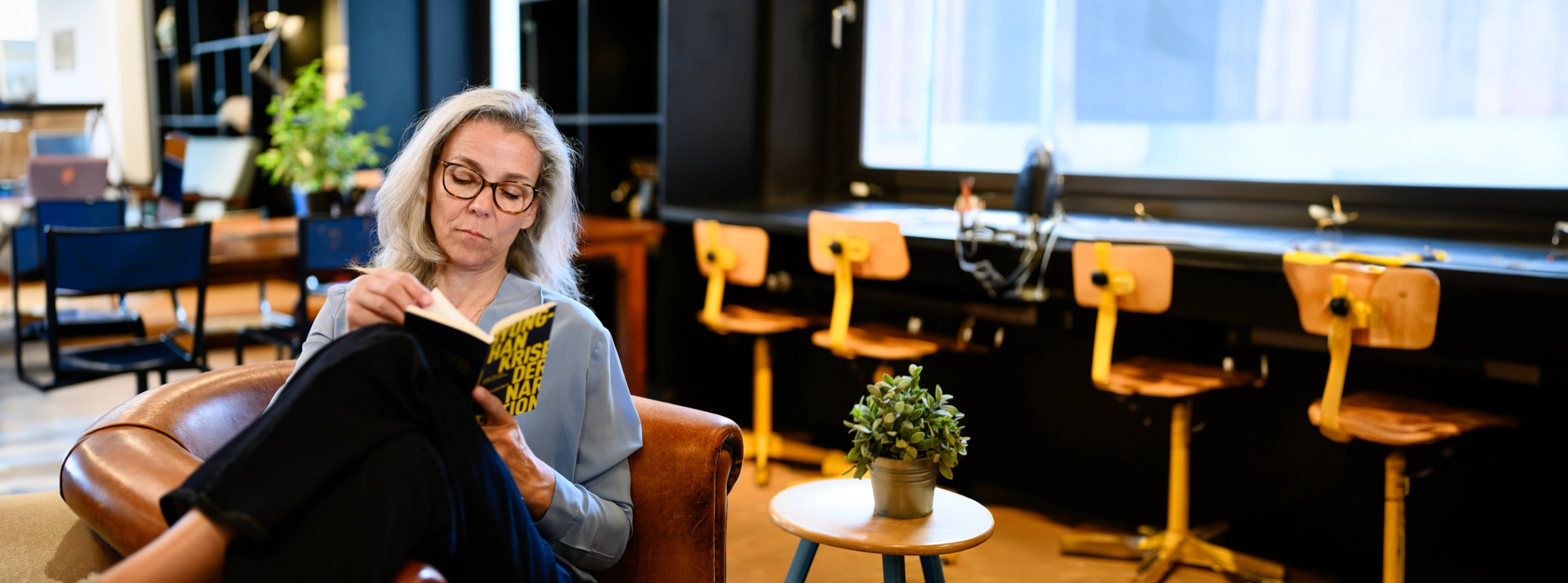 Blau sitzend und lesend