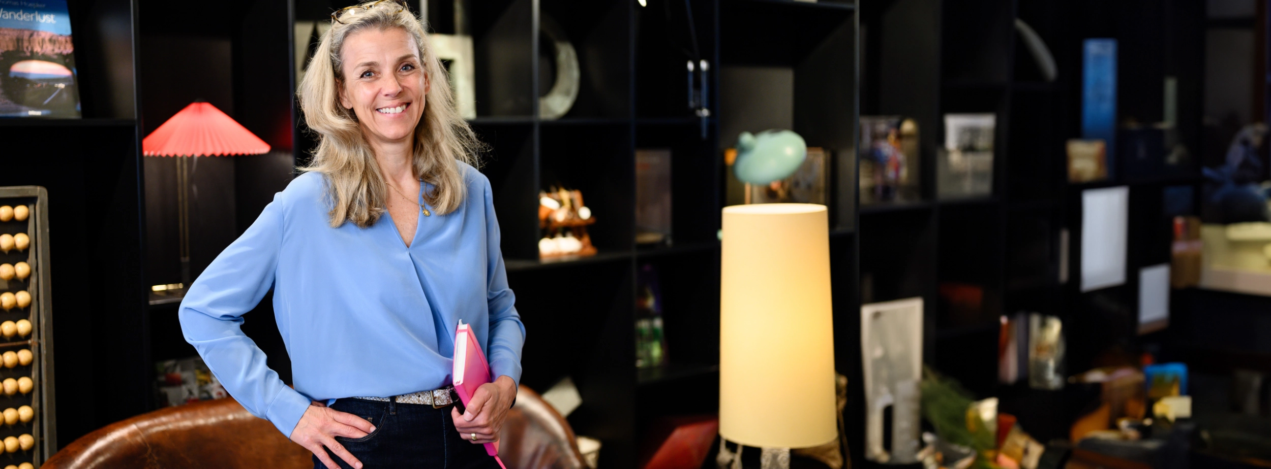 Blau stehend mit pinker Kladde Blau stehend mit pinker Kladde