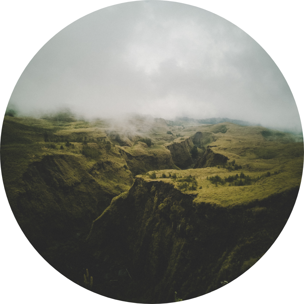 Kreisbild Berge mit Nebel auf den Bergen liegend