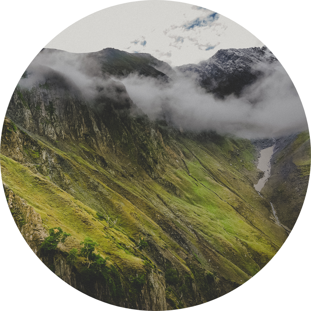 Kreisbild Berge mit haengendem Nebel unterhalb der Bergkante