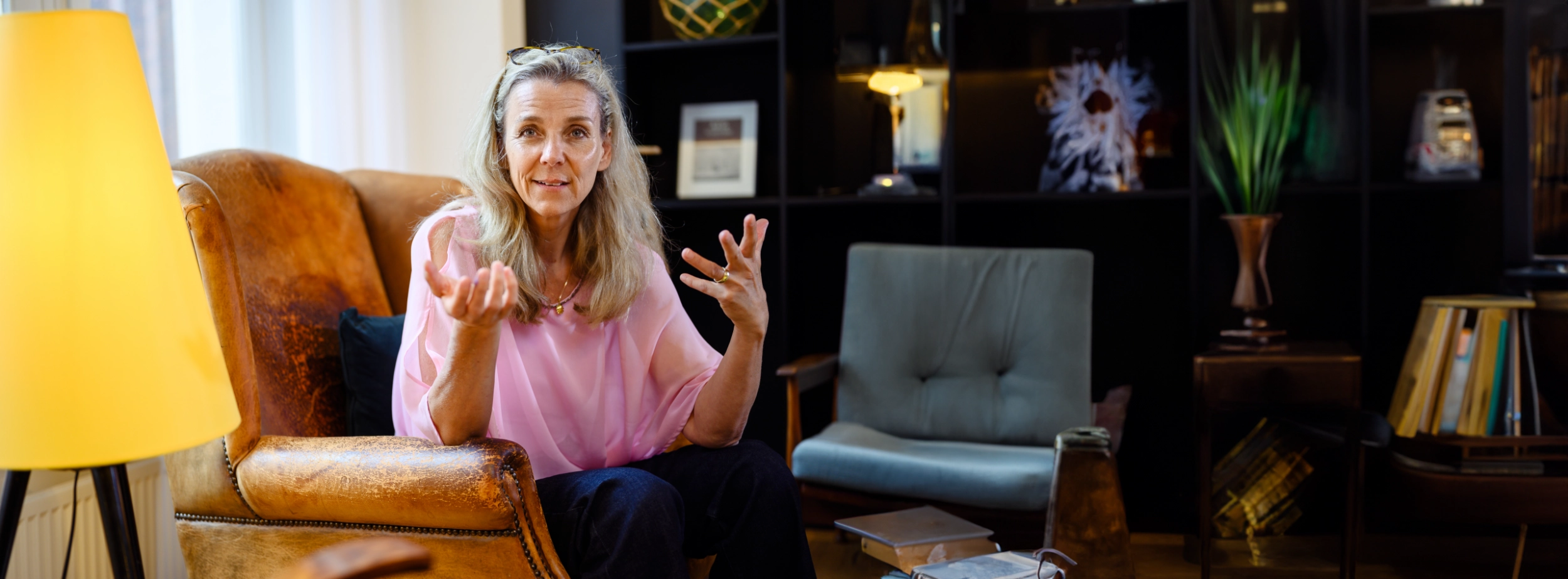 Rosa auf Sessel Blick frontal linke Hand gespreizt